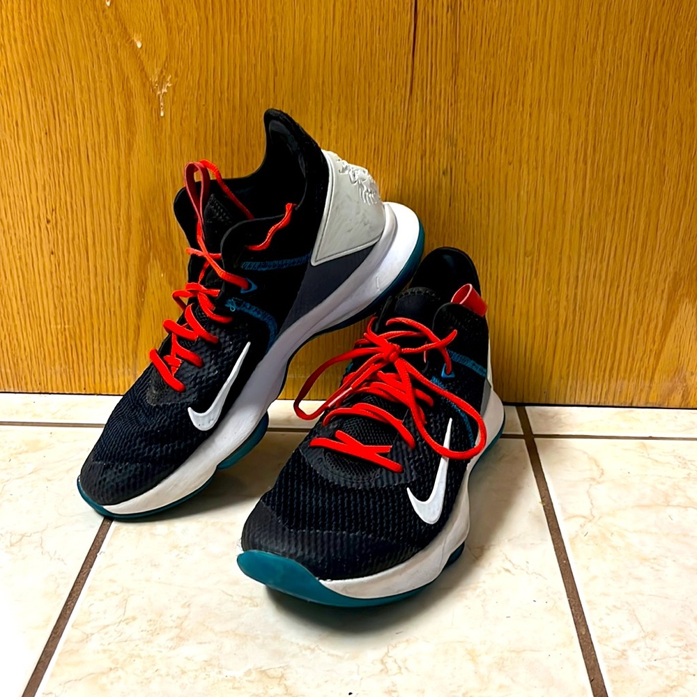 Nike size 10.5 Mens Lebron Witness IV basketball shoes